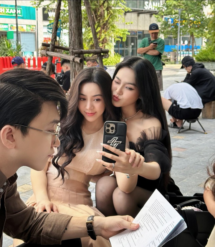 Cù Thị Trà, Quỳnh Kool và B Trần thân thiết ở hậu trường, dù lên phim đối đầu kịch liệt