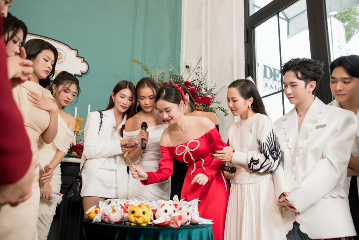 Dàn sao cùng chơi đập heo đất nhận lì xì