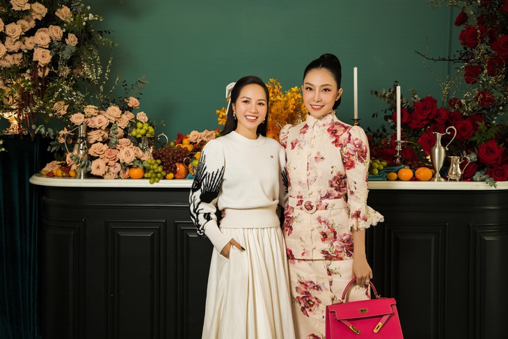 Diễn viên múa Linh Nga (phải) hiếm hoi xuất hiện trong sự kiện