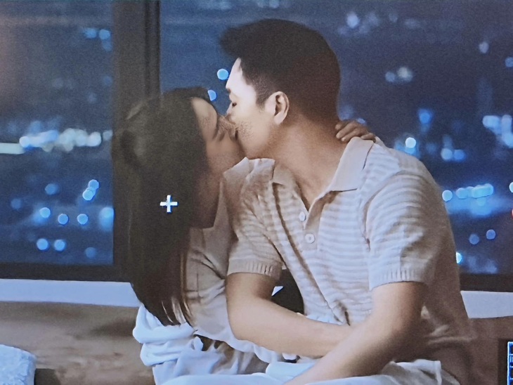 Màn "khóa môi" ngọt ngào của Mạnh Trường và Huyền Lizzie làm khán giả phấn khích