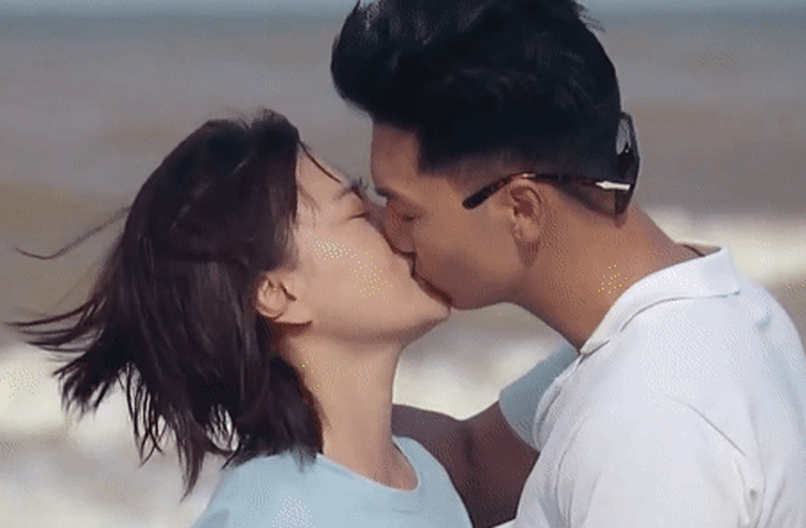Có cả những nụ hôn khiến người xem phải ngượng ngùng. Đến diễn viên Việt Anh phải lên tiếng thừa nhận Mạnh Trường đã "soán ngôi" của mình, trở thành sao nam có nụ hôn nhiều nhất màn ảnh.