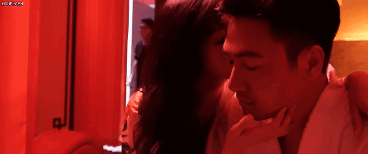 Với phim Tình yêu và tham vọng, nhân vật phản diện do Mạnh Trường thể hiện cũng có nhiều cảnh giường chiếu với "tân binh" Vũ Ngọc Châm