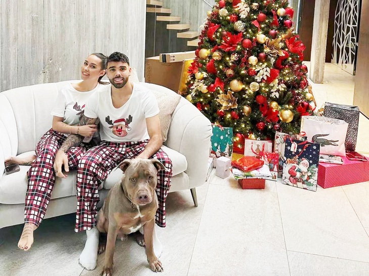 Thủ môn David Raya và chú chó Bully XL của mình - Ảnh: INSTAGRAM