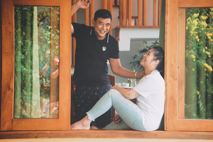 NSND Hồng Vân tình tứ bên ông xã Lê Tuấn Anh. Cô gọi chuyến đi này cùng gia đình là chuyến đi tìm lại thanh xuân