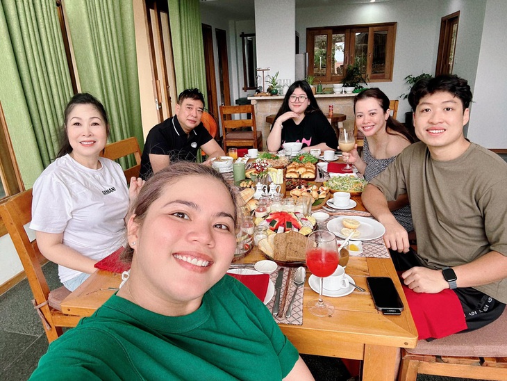 Đồng hành cùng Hồng Vân trong chuyến đi này có ông xã Lê Tuấn Anh, con trai Khôi Nguyên và con gái Ngọc Châu.