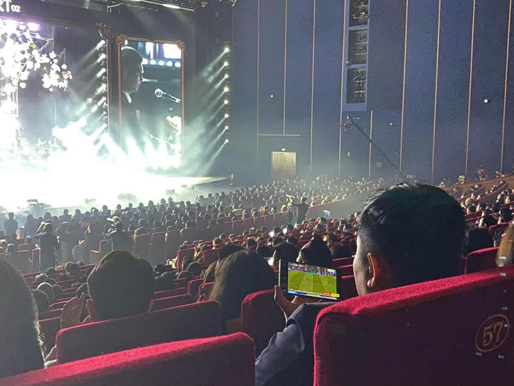 Khi mê bóng đá mà phải đu idol cùng vợ. 