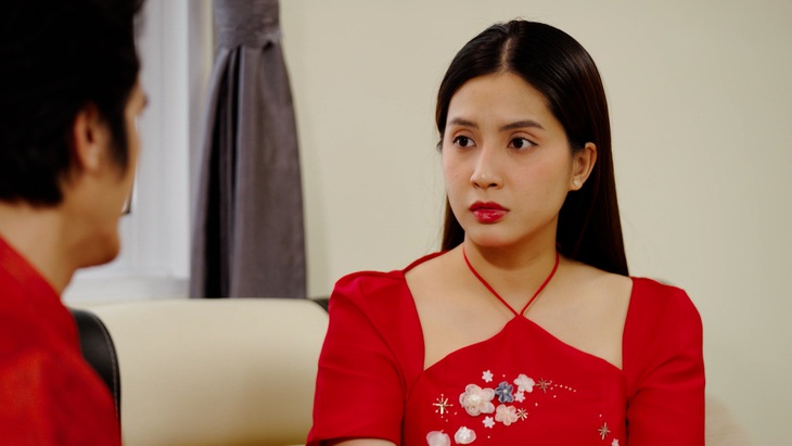 Thiên An đảm nhận vai Vy - quý cô đỏng đảnh, khó chiều, quý cô xinh đẹp sống trong xóm lý sự. Vy trong phim đẹp nhưng không hiền. Cô luôn xéo xắt và sẵn sàng "bốp chát" với những ai đụng chạm đến mình. Thiên An trong phim là một mảnh ghép tạo ra nhiều tình huống tréo ngoe khiến cả xóm lý sự nhiều lần phải rộn ràng từ đầu ngõ đến cuối ngõ.