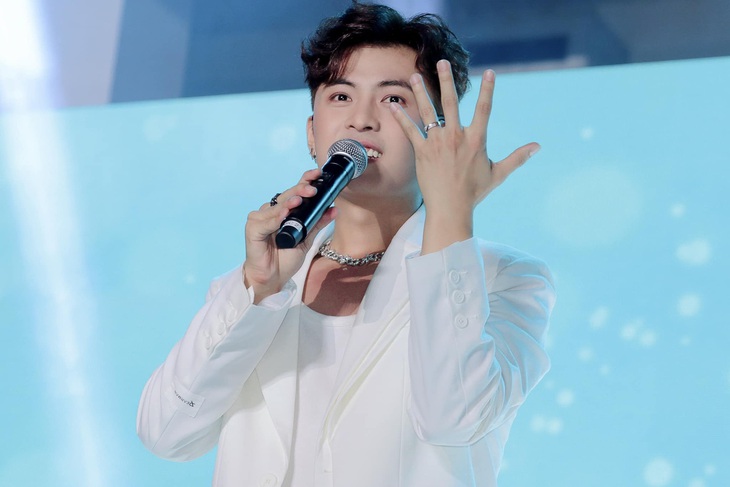 Gin Tuấn Kiệt liên tục "bắn" tín hiệu "đã có chủ" khi tương tác với người hâm mộ