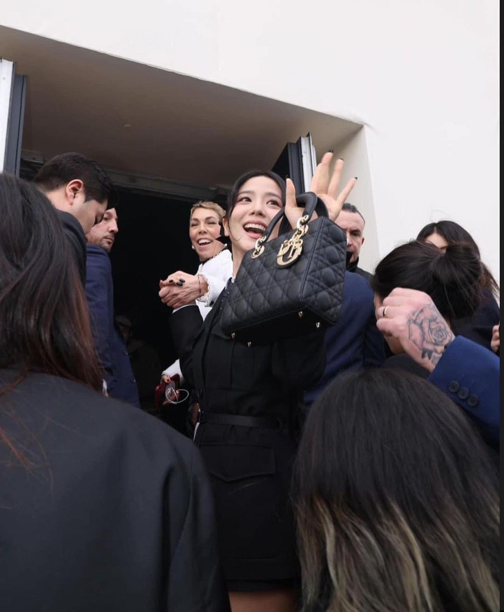 Jisoo được đón tiếp như công chúa tại sự kiện