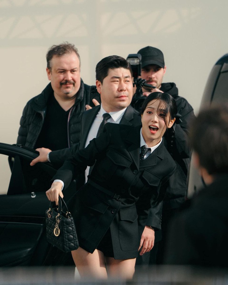 "Một mẩu" BlackPink - Jisoo xuất hiện với outfit đơn giản nhưng tỏa sắc rạng rỡ tại Pháp