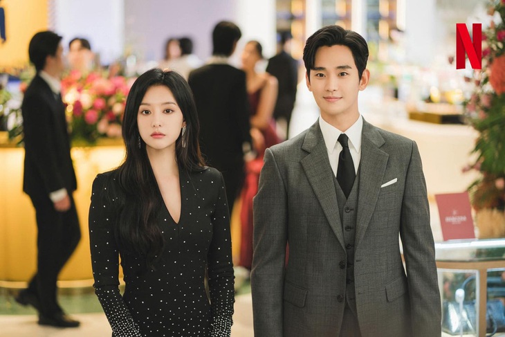 Queen of tears có sự tham gia của hai gương mặt tài sắc vẹn toàn là Kim Ji Won và Kim Soo Hyun.