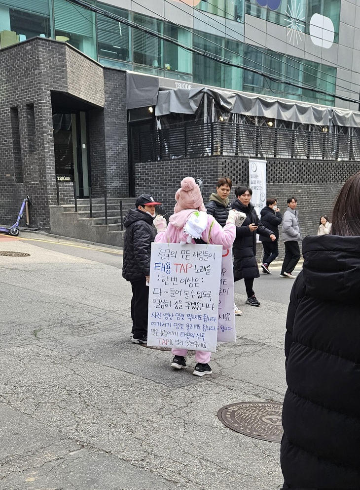 Fan nữ di chuyển khắp nơi để quảng bá sản phẩm cho thần tượng