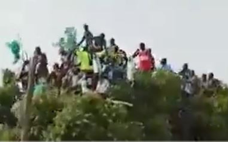 Thót tim với cách xem bóng đá kỳ lạ của cổ động viên Uganda