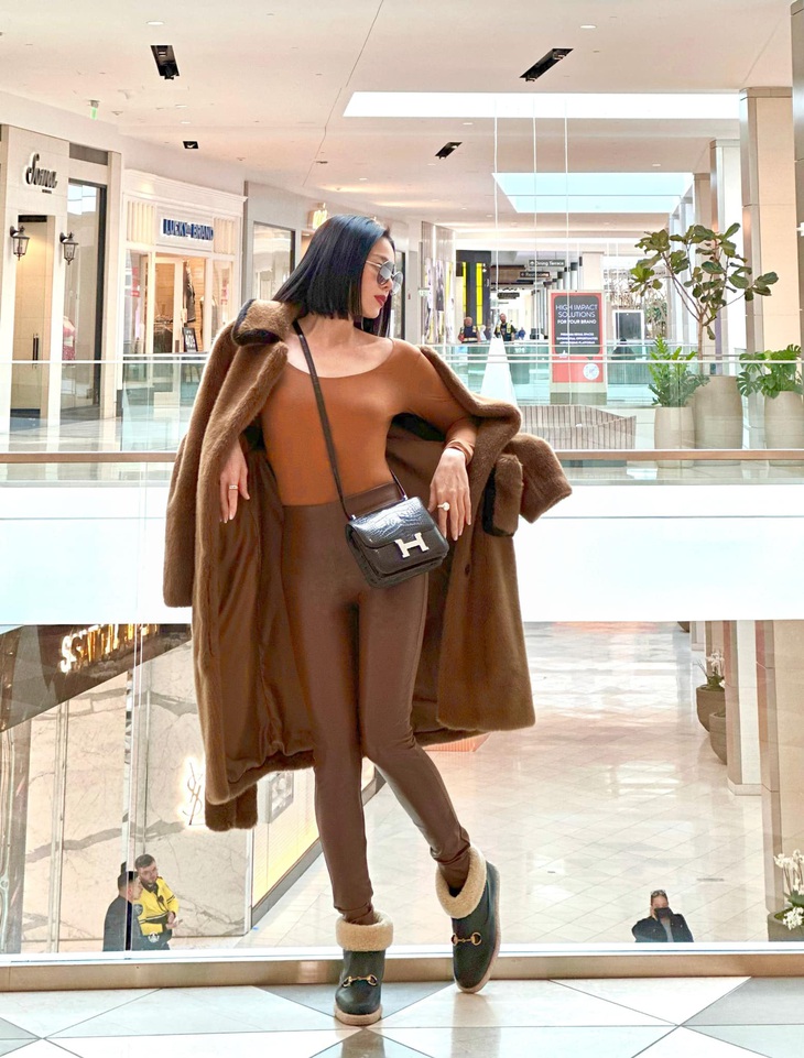 Dù luôn phối trang phục và phụ kiện cùng gam màu nhưng sẽ luôn có chi tiết 