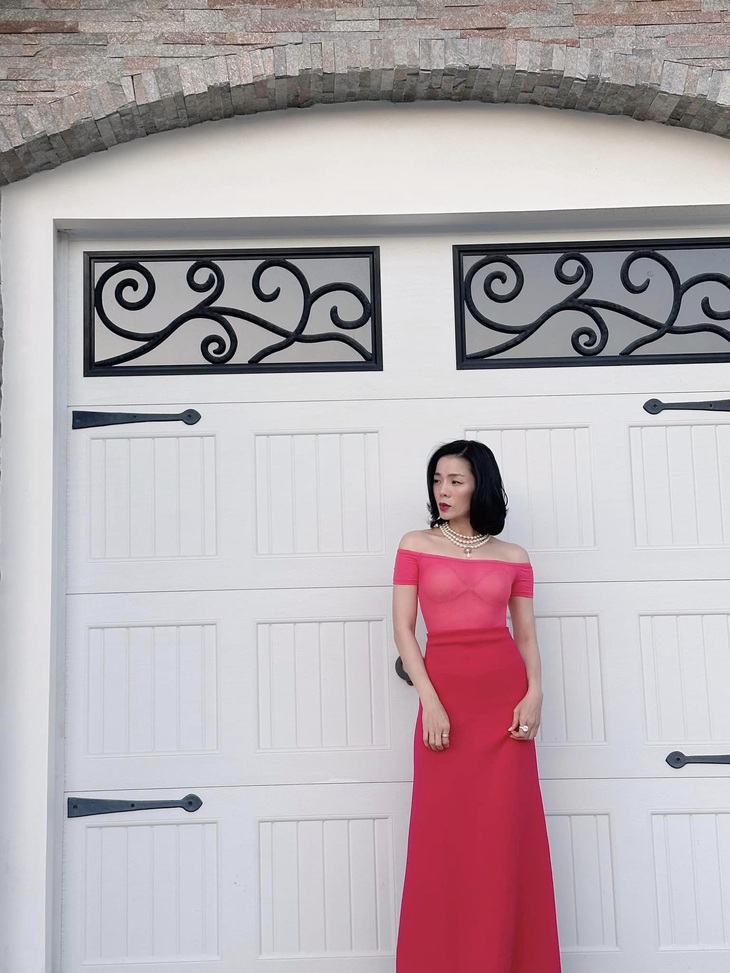 Set trang phục gam hồng hiếm hoi có phần 'ổn áp' nhưng lại bị chiếc bra màu trắng... phá nát.