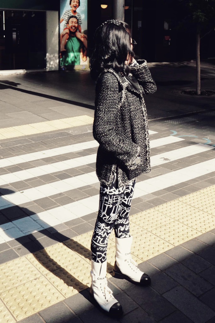 'Nữ hoàng phòng trà' thường xuyên chọn quần skinny khi xuống phố nhưng mỗi lần phối với giày và áo khoác của cô đều khiến dân mạng kêu trời.