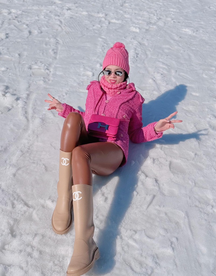 Sau những món đồ màu hồng, Lệ Quyên còn đặc biệt hứng thú lăng xê cho mẫu bốt Chanel được dân mạng ví như đôi ủng đi mưa.