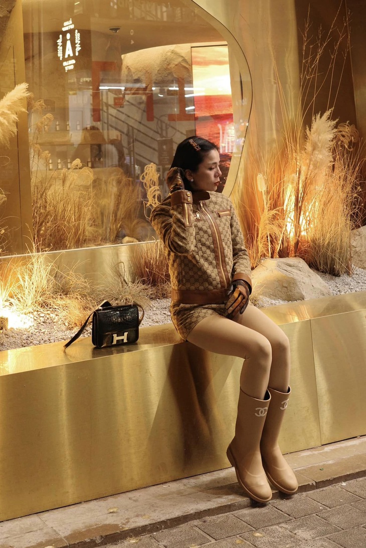 Dù diện cả set đồ cùng thương hiệu có giá trị không hề nhỏ này nhưng Lệ Quyên vẫn không được đánh giá cao gu thẩm mỹ.