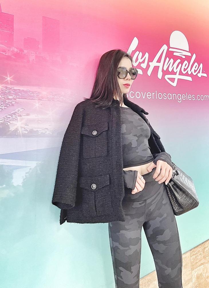 Không khó để nhận ra, Lệ Quyên luôn có thói quen chọn trang phục kiểu dáng skinny bó sát để phô diễn trọn vẹn đường cong hình thể. Dẫu sở hữu vóc dáng gợi cảm nhưng không "cứu nổi" những lần mix đồ khó hiểu của nữ ca sĩ.