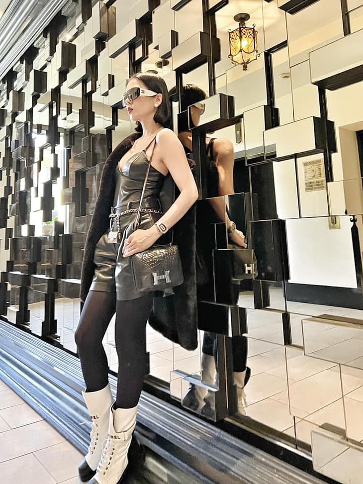 Phong cách của Lệ Quyên trở nên hỗn loạn nhất là khi nữ ca sĩ tham lam mang quá nhiều đồ lên người như túi xách, áo khoác, mắt kính, thắt lưng... làm mệt mắt.