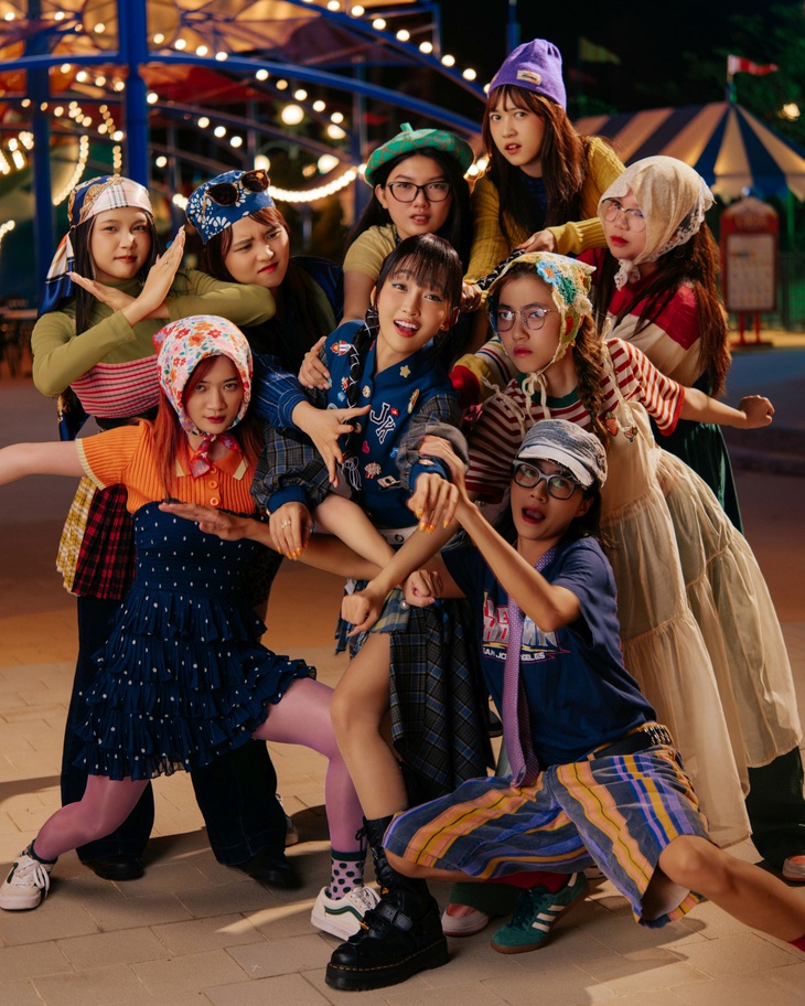 Juky San đã cùng với nhóm diễn viên, dancer luyện tập suốt 14 giờ đồng hồ trong 2 ngày ngay tại bối cảnh quay giữa thời tiết nắng nóng 40 độ