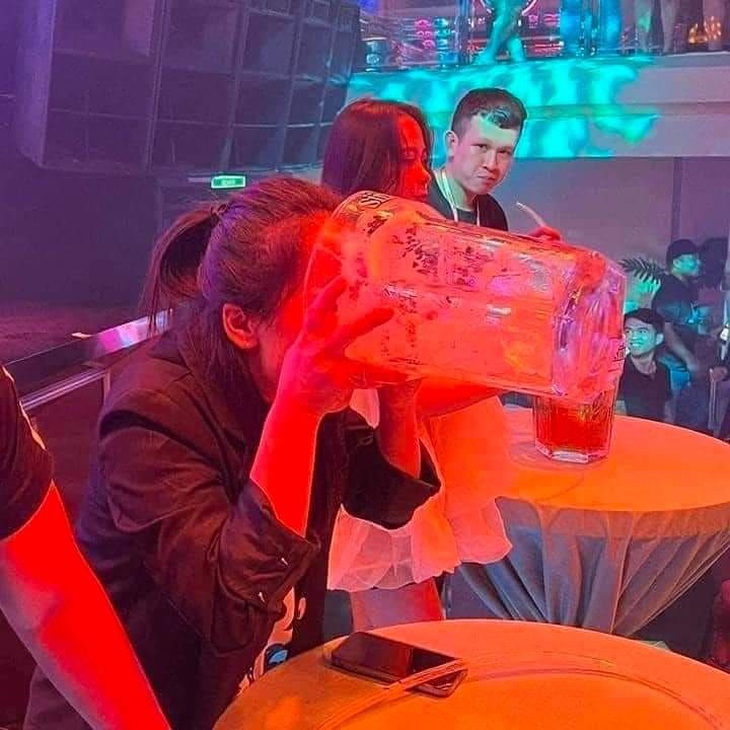 Bạn tôi khi đi Year End Party nói: 