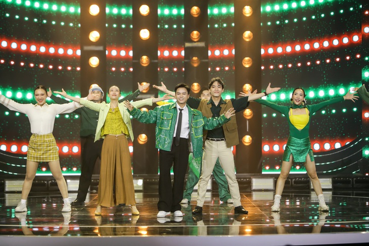 Với Về nhà là có Tết, Bùi Công Nam mang đến cảm xúc xốn xang cho khán giả những ngày giáp Tết. Ngoài Bùi Công Nam, chương trình quy tụ các nghệ sĩ như Đàm Vĩnh Hưng, Noo Phước Thịnh, Dương Hoàng Yến, Trang Pháp, Hòa Minzy, Văn Mai Hương, Huyền Baby, Đức Phúc, Erik... Bên cạnh đó, Gala Nhạc Việt còn ra mắt album audio Năm mới rực rỡ, gồm những sáng tác độc quyền dành riêng cho chương trình.