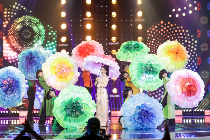 Cẩm Ly là một trong những ca sĩ có thâm niên nhất tại Gala Nhạc Việt với hơn 10 năm liên tiếp tham gia chương trình. Năm nay, Cẩm Ly mang đến ca khúc Chúc xuân - một sáng tác của ông xã cô, nhạc sĩ Minh Vy. Vẫn như mọi lần, sự xuất hiện của Cẩm Ly luôn được một lượng lớn khán giả mong chờ và ủng hộ.