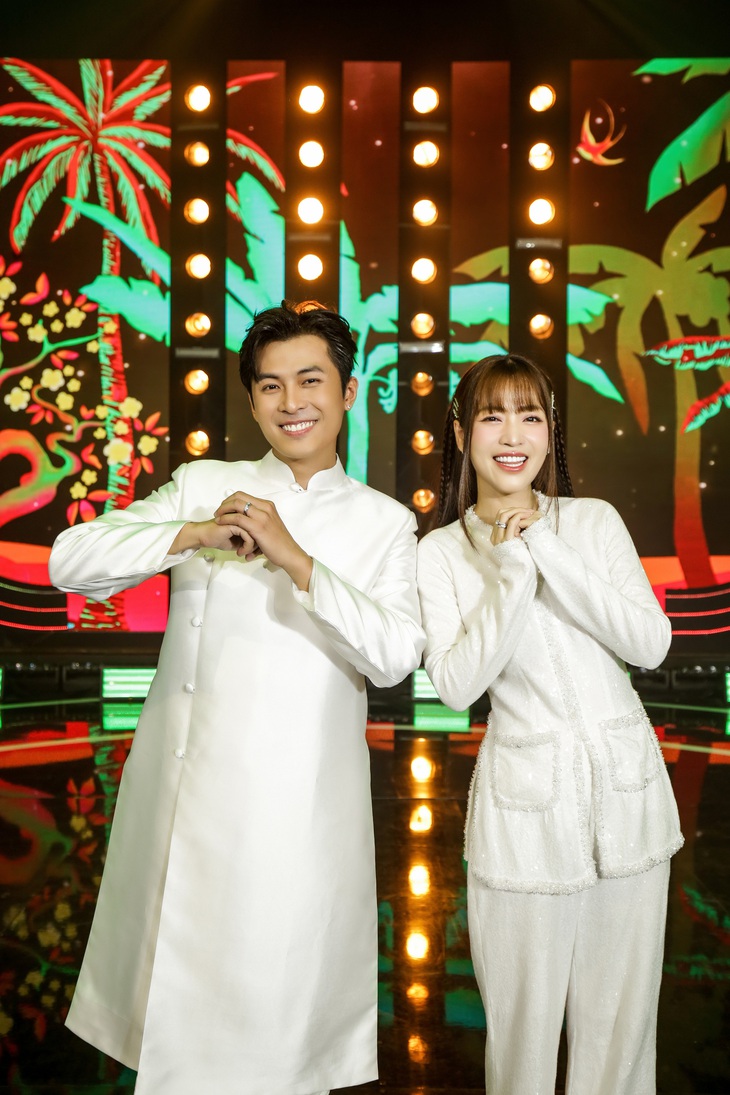 Tham gia Gala Nhạc Việt, Gin Tuấn Kiệt và Puka thể hiện ca khúc mới Miền Tây chơi Tết do nhạc sĩ Nguyễn Hồng Thuận sáng tác. 