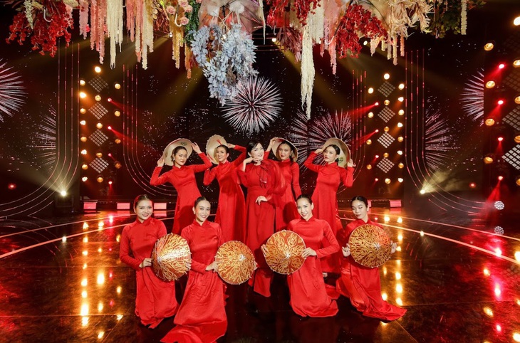 Với ca khúc Đoản xuân ca của nhạc sĩ Thanh Sơn, Như Quỳnh một lần nữa khoe được tài năng hát và trình diễn điêu luyện, là hình ảnh mà khán giả yêu thích, mến mộ cô suốt mấy chục năm nay.