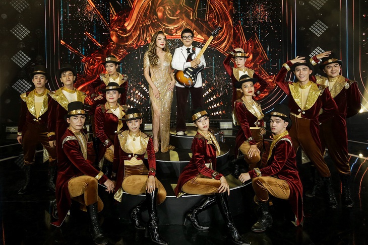 Phương Uyên sáng tác riêng ca khúc Xuân hạnh phúc - Xuân bình an, cùng bạn đời Thanh Hà song ca trong Gala Nhạc Việt. Nhạc sĩ vừa đàn vừa hát, còn Thanh Hà khoe chất giọng trầm khàn đặc trưng.