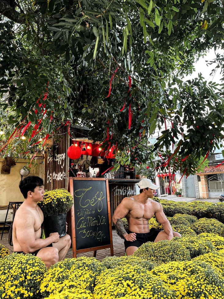 Mấy anh bán hoa mùa Tết kiểu... 