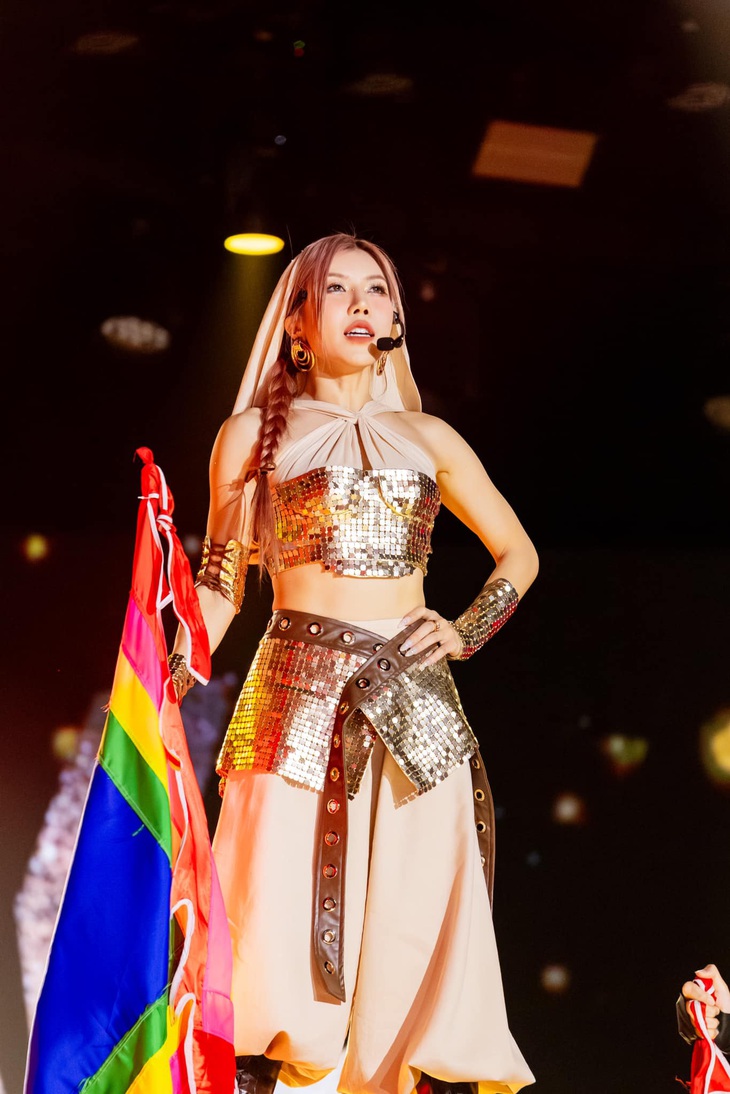 Trang Pháp khiến người hâm mộ nức lòng với giải thưởng Chị đẹp toàn năng