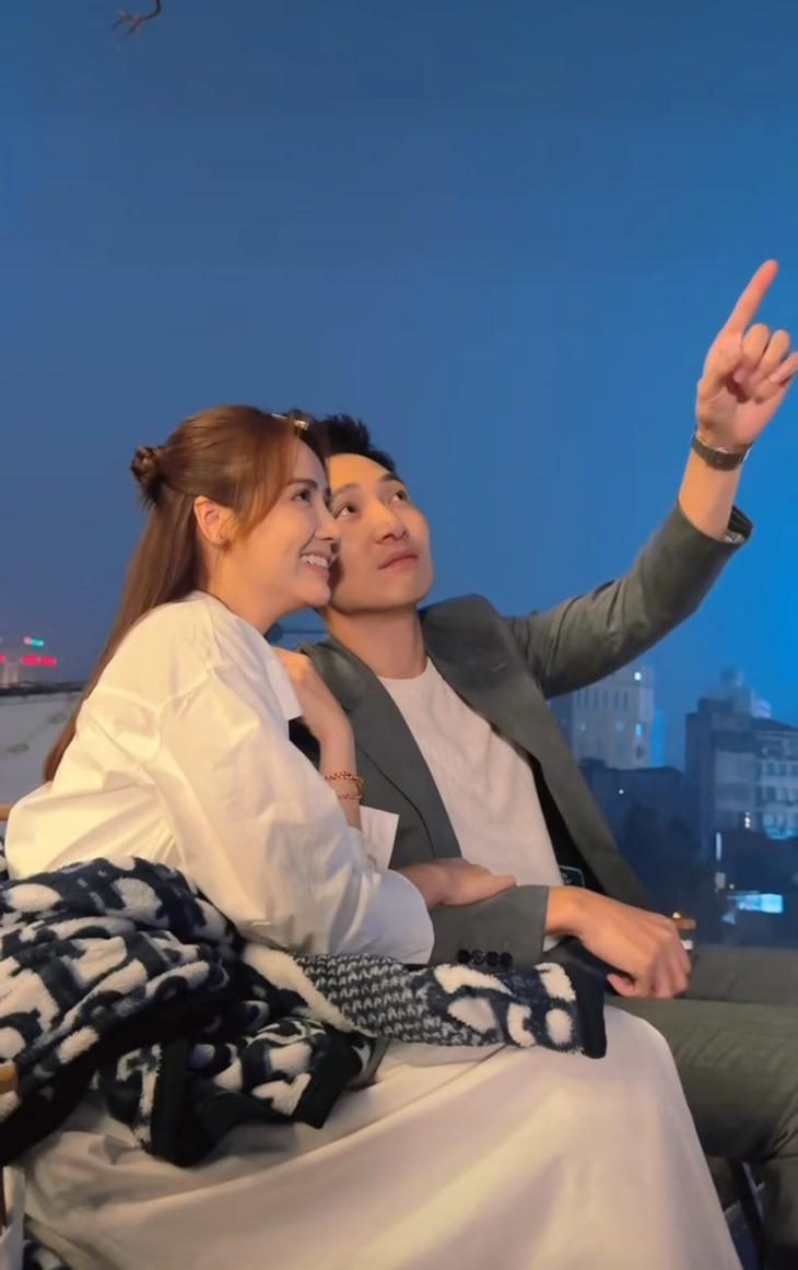 Huyền Lizzie và Mạnh Trường trong cảnh phim lãng mạn Chúng ta của 8 năm sau