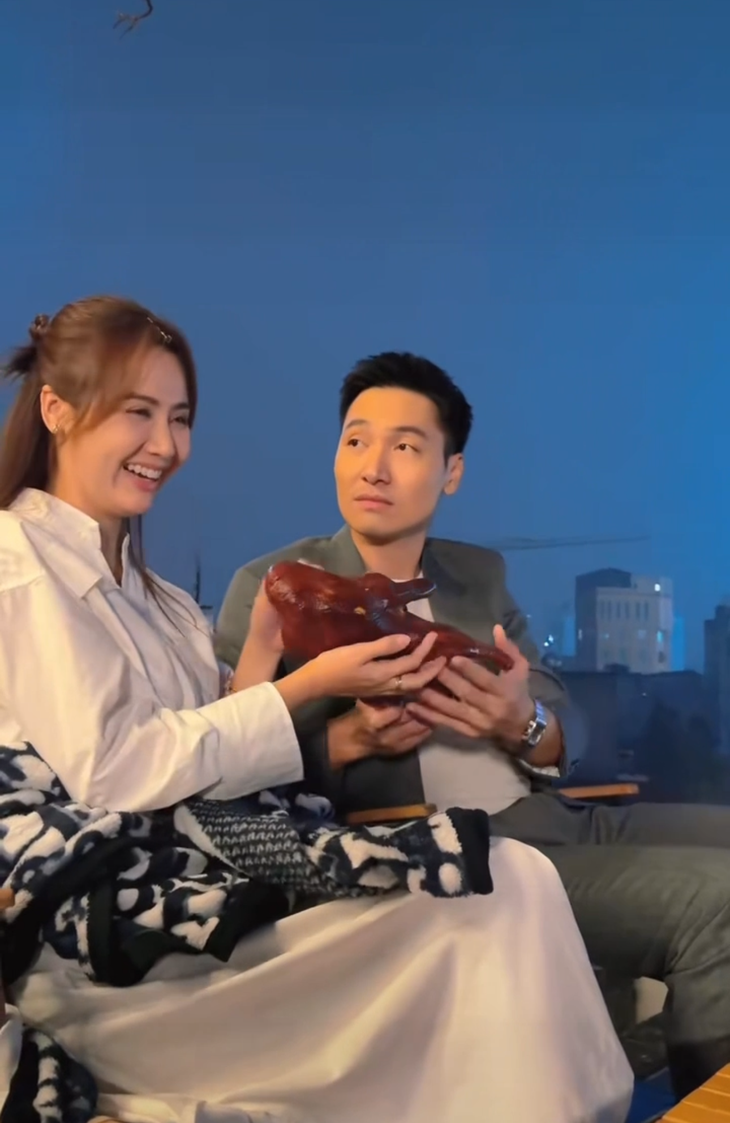 Khán giả không ngờ tới, Huyền Lizzie được cầu hôn bằng... một con vịt quay