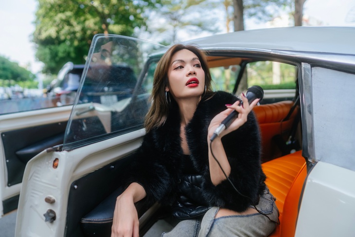 Luna Đào làm mini show trong... xe hơi- Ảnh 3.