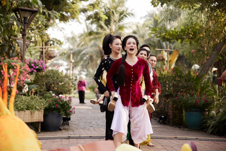 Mới đây, nữ diễn viên Tiếng sét trong mưa khiến người hâm mộ thích thú khi "biến hình" thành quý cô đài các với áo bà ba nhưng "quậy banh" bữa tiệc tất niên cùng các nhân viên của mình.