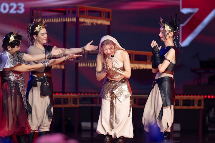 Không chỉ được công nhận tài năng, Trang Pháp còn được trao danh hiệu Trưởng nhóm của năm khiến fan tự hào không ngớt.