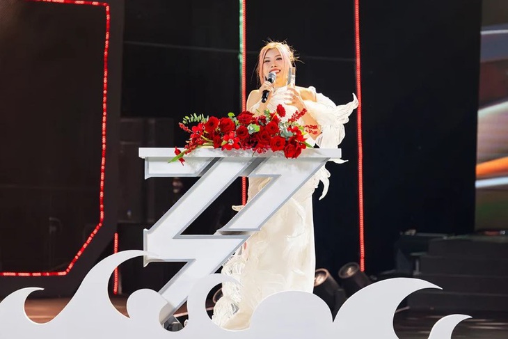 Trang Pháp trở thành chị đẹp có lượt bình chọn cao nhất trên ứng dụng Onlala