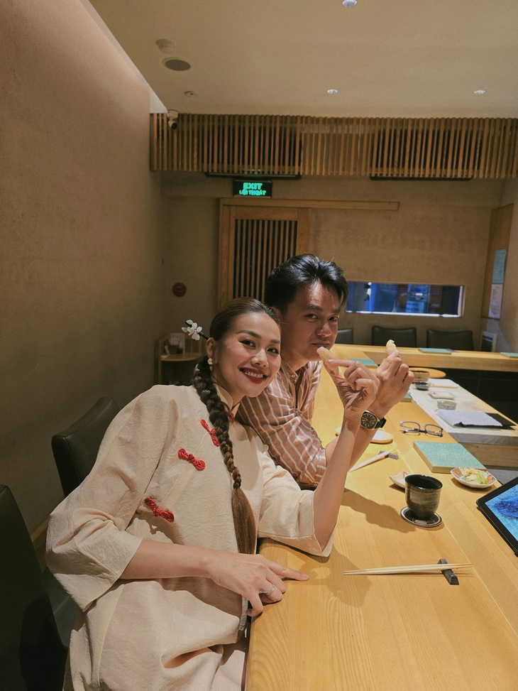 "Chị đại" làng mẫu hạnh phúc khoe ảnh bên ông xã Trần Nhật Minh tận hưởng ngày cuối năm thảnh thơi bên nhau.