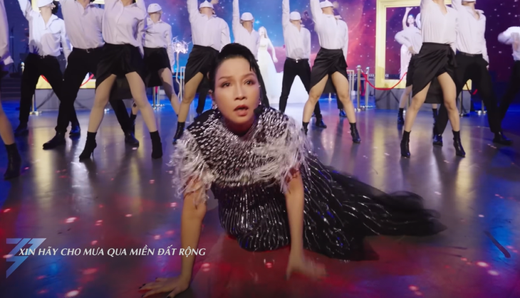 Vũ đạo lăn lê cùng biểu cảm  của nữ Diva được lan truyền rộng rãi