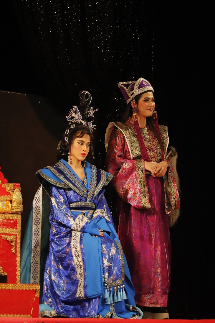 “Đóng phim và diễn kịch có nhiều thứ không hề giống nhau. Ví dụ như trên sân khấu kịch thì người diễn phải có kiểu nhấn nhá đọc thoại hay lối tung hứng với bạn diễn khác với lúc đứng trước ống kính. Tôi được thầy Minh Nhí và các đàn anh, đàn chị chỉ dẫn nhiều, nên nhanh chóng làm quen và thích nghi tốt”, Tú Vi chia sẻ.