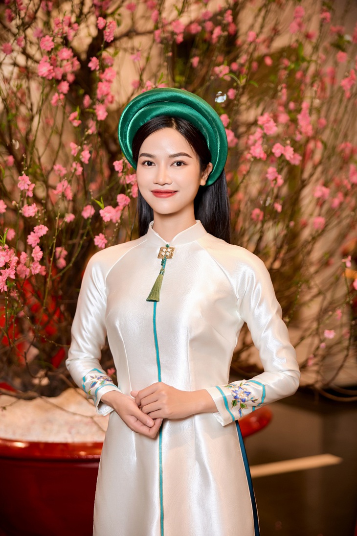 Nữ chính Gặp em ngày nắng - Anh Đào nữ tính trong tà áo dài truyền thống thêu hoa tinh xảo do hoa hậu Ngọc Hân thiết kế