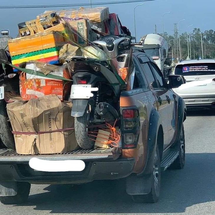 Chở cả gia tài về quê ăn Tết.