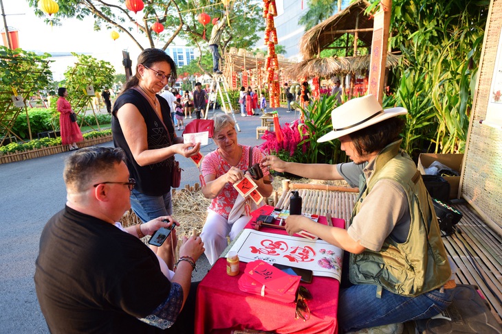 Không khí vui tươi tại đường hoa Phú Mỹ Hưng những ngày giáp Tết.