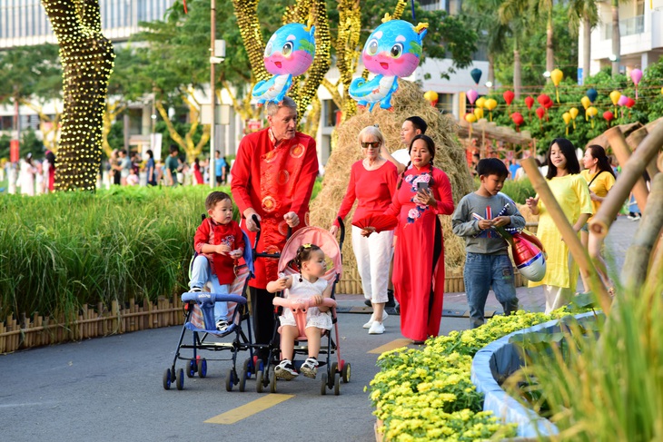 Hội hoa xuân Phú Mỹ Hưng Tết Giáp Thìn 2024 rộn ràng đón khách- Ảnh 7.