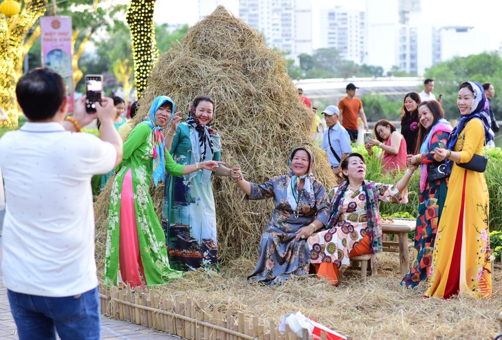 Nhiều gia đình hào hứng chụp ảnh với những tiểu cảnh ở đường hoa.