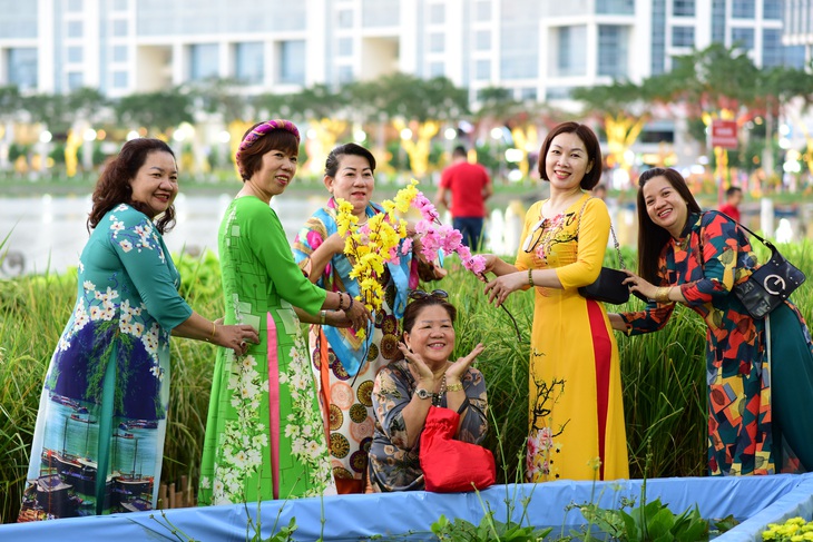 Hội hoa xuân Phú Mỹ Hưng Tết Giáp Thìn 2024 rộn ràng đón khách- Ảnh 6.