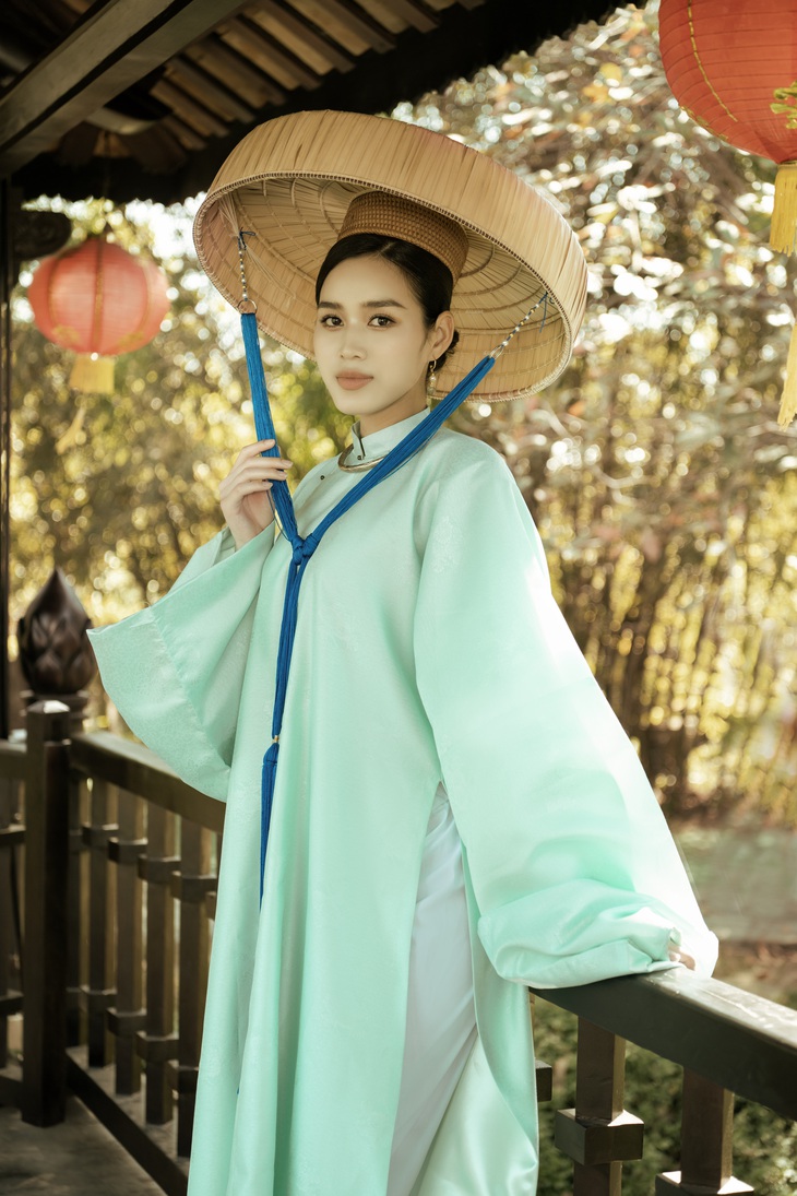 Đi kèm với áo tấc là dạng nón ba tầm với kiểu dáng ấn tượng thường được sử dụng ở các gia đình quý tộc ngày trước