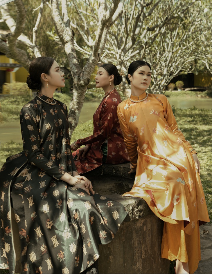 Ba người đẹp yêu kiều trong trang phục áo ngũ thân tay chẽn 